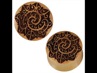 Load image into Gallery viewer, Jackfrucht Holz Plug Handgeschnitzter braun gelb feine Ornamente Tribal Expander
