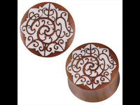 Load image into Gallery viewer, Sawoholz Plug Rotbraun weißes Bone Inlay Schnörkel Stern Mehrzackig Tribal Expander
