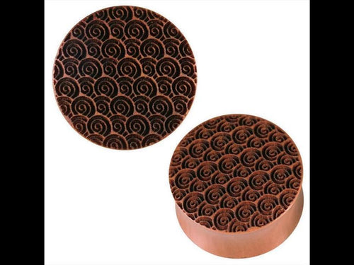 Two brown Sawo wood plugs with hand-carved spiral tribal engravings are displayed side by side on a white background, showcasing the organic style of the "Brauner Sawo Holz Plug Gravur handgeschnitzt Spiralen Tribal Expander Organic.