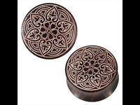 Load image into Gallery viewer, Set of two round Holz Plug dunkel braun mit weißer Lasergravur: handgeschnitzt mit Blume, Blüten und Tribal-Muster. Jedes Plug zeigt filigrane Muster und helle Linien für auffälligen Kontrast.
