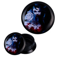 Load image into Gallery viewer, A stylish black circular Schraub Plug Acryl Vampirfrau Sidecut Rosen Blut Piercing Ohrschmuck with a pale vampiric lady, dark hair, red lips, roses, and a dramatic background—ideal for a bold accessory statement.
