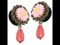 Load image into Gallery viewer, A pair of Plug Acryl earrings with yellow-pink flower design, golden brass edge, pink glass teardrop pendant—ideal for fans of Blume Schmuck and delicate floral style.
