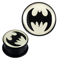 Load image into Gallery viewer, A pair of single flared Plug Acryl Gummiring Fledermaus Symbol schwarz Piercing Ohrschmuck, featuring a black bat silhouette on white and finished with a black rubber ring for secure fit.

