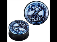 Load image into Gallery viewer, A pair of Plug Acryl blau schwarz Baum des Lebens Symbole Piercing Ohrschmuck, featuring glossy, round black and blue faces with an intricate tree of life design and elegantly spreading roots and branches.
