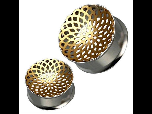 Two silver stainless steel plugs with gold, dome-shaped tops show a floral, geometric cutout design. Named "Tunnel silbern Edelstahl Plug golden Dalie Blume Piercing," they evoke the look of an edelstahl tunnel on a white background.