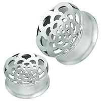 Load image into Gallery viewer, Zwei Tunnel silbern Edelstahl Plug Bögen Blume Piercing mit offenem, blumenförmigem Design und blütenblattähnlichen Ausschnitten liegen vor weißem Hintergrund.
