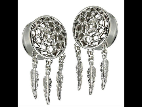 Der Tunnel silbern Edelstahl Plug Traumfänger Seile Federn Anhänger Piercing besticht durch filigrane Netzstruktur und drei baumelnde Feder-Anhänger – inspiriert vom Dreamcatcher Design, perfekt für stilvolle Piercings.