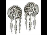 Load image into Gallery viewer, Der Tunnel silbern Edelstahl Plug Traumfänger Seile Federn Anhänger Piercing besticht durch filigrane Netzstruktur und drei baumelnde Feder-Anhänger – inspiriert vom Dreamcatcher Design, perfekt für stilvolle Piercings.
