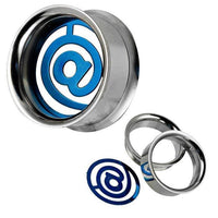 Load image into Gallery viewer, A Schraub Tunnel silbern blau Edelstahl Inlay @ Zeichen Piercing, shaped like a blue @ symbol, is displayed with a circular cutout and two more metal cutters in the background.
