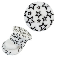 Load image into Gallery viewer, Der Schraub Plug Acryl weiß und schwarze Sterne Piercing Ohrschmuck besticht durch sein rundes Design mit schwarzen Sternen. Das Bild zeigt den Plug sowohl in Nahaufnahme als auch in der Seitenansicht.
