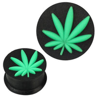 Cargar imagen en el visor de la galería, Der Silikon Plug weich schwarz mit neon grünem Hanfblatt ist ein stylisches Ohrschmuck-Piercing und verleiht jedem Look das gewisse Etwas.
