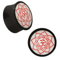 Load image into Gallery viewer, Plug Horn rot weiße Gravur Om Blume handgeschnitzt schwarz Piercing
