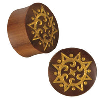Load image into Gallery viewer, Plug Holz rotbraun Lasergravur goldfarben Punkte Spiralen Sonne Tribal Piercing
