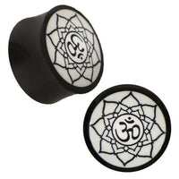 Load image into Gallery viewer, Plug Horn weiße Gravur schwarze Om Blume handgeschnitzt Piercing
