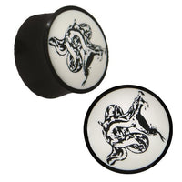 Load image into Gallery viewer, Plug Horn weiße Gravur Schlange beißend handgeschnitzt schwarz Piercing
