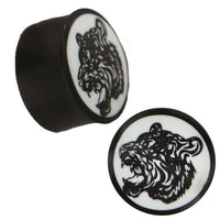 Load image into Gallery viewer, Plug Horn weiße Gravur Tigerkopf beißend handgeschnitzt schwarz Piercing
