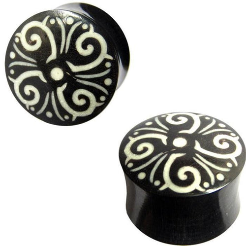 Two black Horn Plug schwarz weiße Spiralen, handgeschnitzt Tribal Buffalo Tunnel schwarz weiß, each hand-carved with white symmetrical spiral and dot designs on top, shown from side and top views.