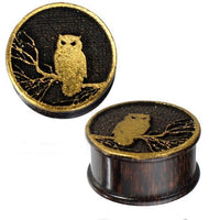 Load image into Gallery viewer, Plug Holz Tamarinde dunkelbraun Eule Ast Gravur golden Rand Piercing
