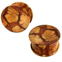 Load image into Gallery viewer, These hand-carved Tribal Tigerholz konkav Maserung Holz Plugs feature a ribbed design, brown wood color, and unique natural grain patterns for a stylish, nature-inspired Ohrplug look.
