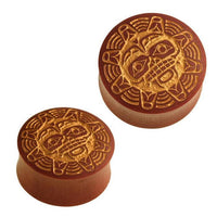 Load image into Gallery viewer, Holz Plug Krieger Gesicht Sonne golden Gravur Sawoholz rotbraun
