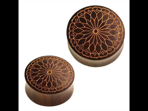 Two round Holz Plugs "Blütenblatt Mandala Blume" from Sonoholz in dark brown, handgefertigt with golden gravur, displayed against a white background.