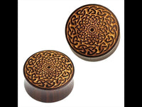 Load image into Gallery viewer, Holz Plug keltisch Knotenblume golden Sonoholz dunkelbraun Gravur
