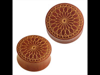 Load image into Gallery viewer, Holz Plug Blütenblatt Mandala Blume Sawoholz rotbraun golden Gravur
