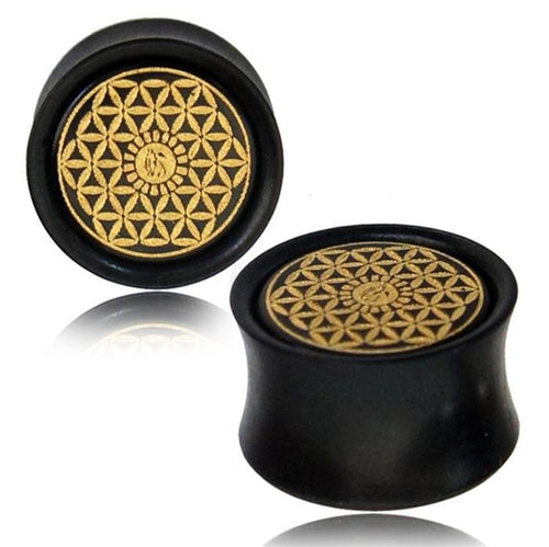 Two Plug Eisenholz golden Lasergravur Lebensblume double flared plugs in black, each engraved with a gold Flower of Life pattern on the front, are shown against a white background with subtle reflection.