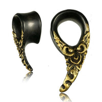 Load image into Gallery viewer, Tunnel Holz Tropfen Dorn gebogen golden bemalt Gravur double flared Arangholz
