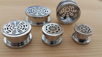 Load image into Gallery viewer, Edelstahl Flesh Tunnel ribbed Steel Plug Spinnennetz silber Schraubplug Netz
