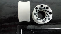Cargar imagen en el visor de la galería, Bone Flesh Tunnel Polka Dots Punkte schwarz weiß double flared Plug Piercing
