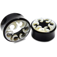 Load image into Gallery viewer, Horn Tunnel Waves handgeschnitzt Perlmutt Flesh Plug weiß schwarz Expander
