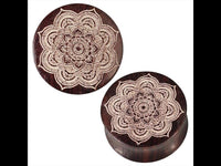 Cargar imagen en el visor de la galería, Two round, dark Narraholz Plug boxes with white Mandala floral laser engraving (double flared), inspired by Holz Plug artistry, displayed on a white background.
