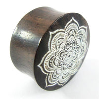 Cargar imagen en el visor de la galería, The Narraholz Plug, dunkelbraun mit weißer Lasergravur eines Blumen-Mandalas (double flared), wird schräg vor weißem Hintergrund präsentiert.
