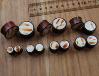 Load image into Gallery viewer, Organic Sonoholz Plug Weiß Gelb Muschel Inlay braun Flecken Muster Tribal
