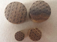 Load image into Gallery viewer, Flesh Plug Teakholz Stern Blume des Lebens double flared Lobe Dehner braun Gravur
