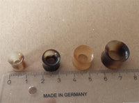 Cargar imagen en el visor de la galería, Horntunnel Horn natural Blondy geschnitzt Flesh Tunnel Lobe Plug Expander
