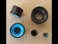 Cargar imagen en el visor de la galería, Flesh Plug Eisenholz Holz dunkel double flared blau Resin Inlay Ohr Piercing
