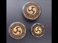 Cargar imagen en el visor de la galería, Flesh Plug Tomoe Symbol Blütenrand Holz Sonoholz Jackfrucht Inlay double flared
