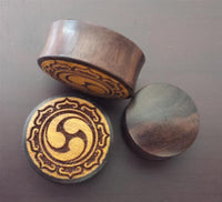 Cargar imagen en el visor de la galería, Flesh Plug Tomoe Symbol Blütenrand Holz Sonoholz Jackfrucht Inlay double flared
