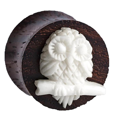 The Sonoholz Plug Bone Inlay weiß features a finely carved white owl on a branch, creating an elegant tribal expander tunnel design.