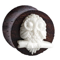 Load image into Gallery viewer, The Sonoholz Plug Bone Inlay weiß features a finely carved white owl on a branch, creating an elegant tribal expander tunnel design.
