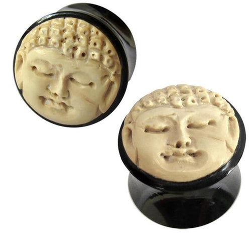 The Bio Horn Plug Buddha schwarz hell Flesh Tunnel Holz features two round plugs with light Buddha carvings set in black bases, shown at different angles on a white background—perfect for a unique Buddha-inspired piercing or tunnel style.