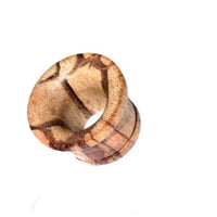 Cargar imagen en el visor de la galería, A handgeschnitzter Holztunnel aus Tigerholz in Braun mit Tribal Design, single flared und markanter Maserung, glatt verarbeitet, präsentiert auf weißem Hintergrund.
