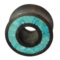 Cargar imagen en el visor de la galería, A round, black ironwood flesh tunnel with a central hole, featuring a rim inlaid with crushed turquoise—a striking accessory for fans of the Flesh Tunnel Eisenholz schwarz Rim Crushed Türkis Inlay.
