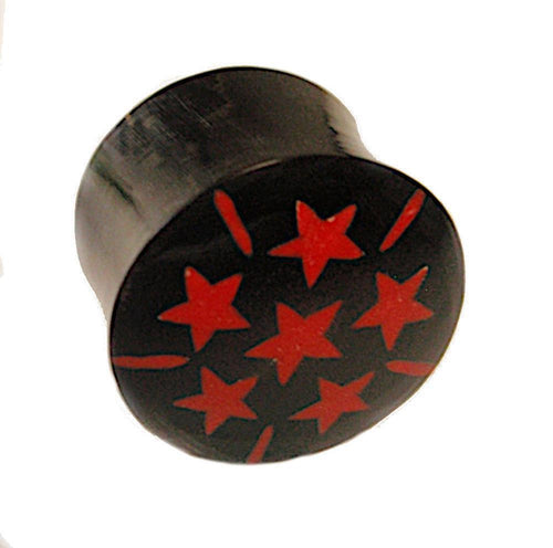 The Horn Plug schwarz rot Sterne Büffelhorn double flared features a black buffalo horn body with six red stars and short red lines in a circular pattern on top, shown against a white background.