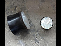 Load image into Gallery viewer, Plug Horn Perlmutt Hibiskus Blüte weiß double flared
