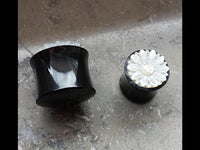 Cargar imagen en el visor de la galería, Plug weiß Horn Perlmutt Gänseblümchen double flared
