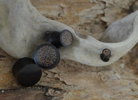 Load image into Gallery viewer, Holz Plug Kokosholz Inlay handgeschnitzt Sonoholz
