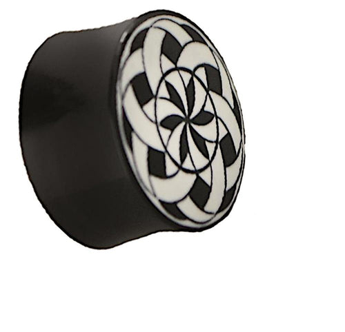 A Plug Horn weiß with black engraving features a cylindrical shape and a white top displaying a detailed black-and-white Sternmuster Bänder Blende pattern.